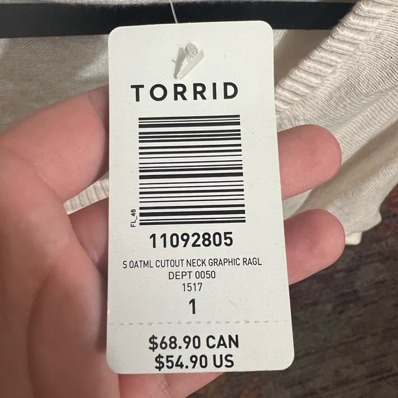 Oatmeal cutout neck graphic raglan - Picture 5 of 7